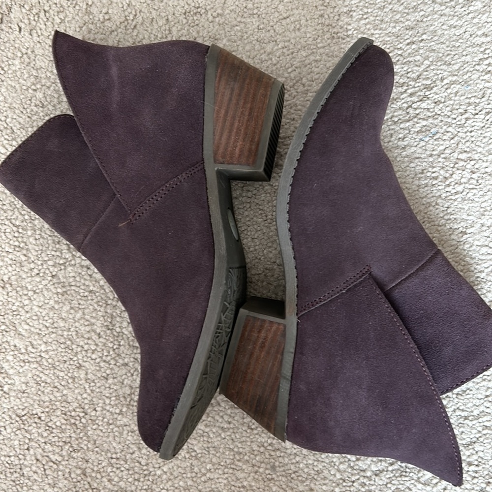 Me Too plum colored booties in EUC size 7.5. Unique color & style!
